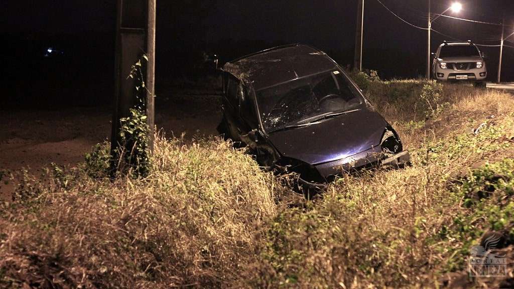 Motorista fica ferido depois de veículo cair em vala