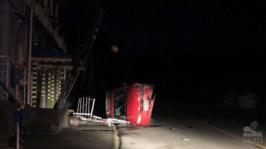 Após condutor dormir ao volante, Celta bate e tomba no Caravaggio