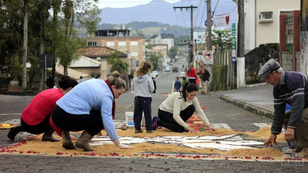 Corpus Christi colore ruas em Nova Veneza