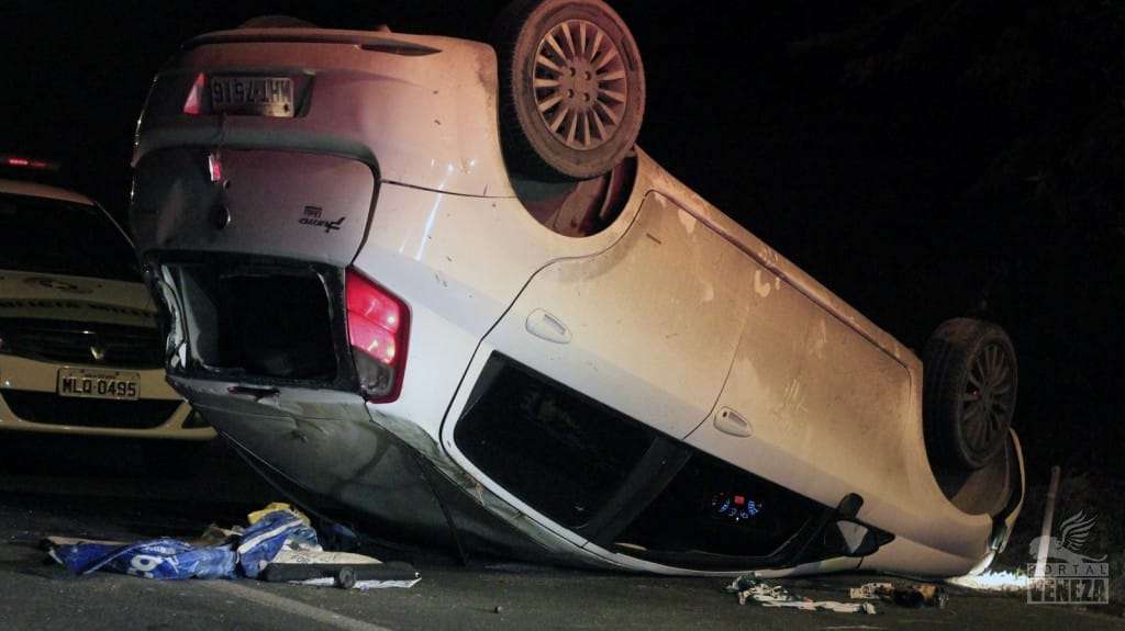 Motorista perde controle da direção e Fiat Punto capota no Morro do Caravaggio