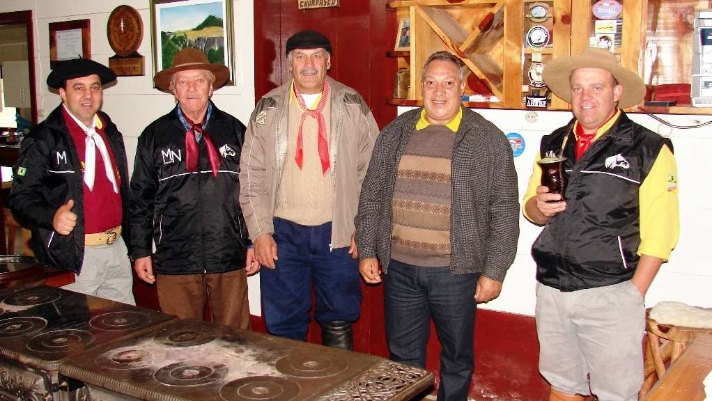 Foi um sucesso a noite de queijos e vinhos na Casa do Chico nesta terça-feira 6 A família Domingos Pereira e nosso guia Luiz na Pousada Fazenda Monte Negro, no interior de São José dos Ausentes. É um belo local para curtir o clima serrano.