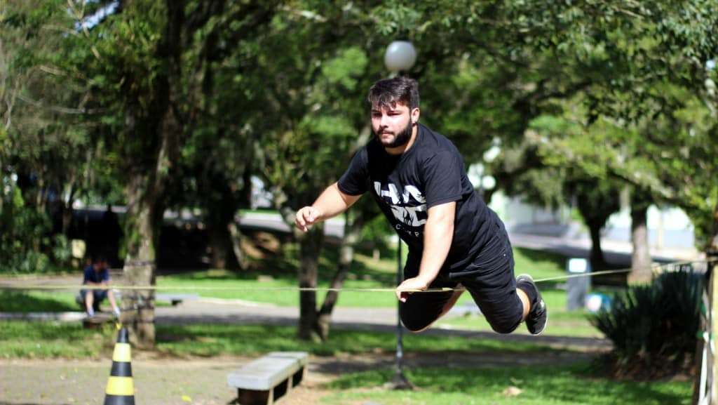 Slackline estimula músculos posturais