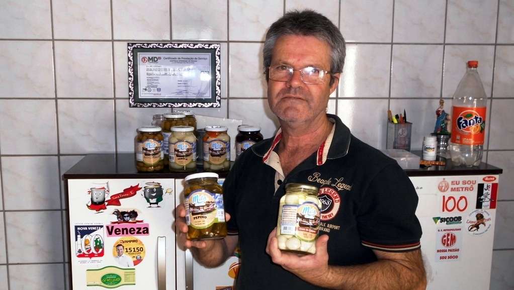 Foi um sucesso a noite de queijos e vinhos na Casa do Chico nesta terça-feira 4 O gente boa Júlio César Gava, mais conhecido como “Pudim” é proprietário da “Mila Conservas” que oferece várias  tipos de conservas como ovo de codorna, cebolinha, pepino, azeitona, mista e outras. Produtos de ótima qualidade. Nos rótulos há fotos de pontos turísticos. Bela iniciativa para divulgar nosso município.