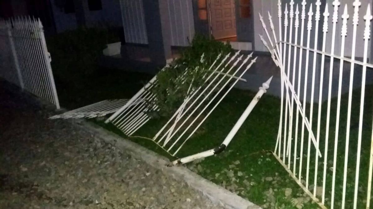 No Caravaggio carro bate em grade de residência e condutor foge do local