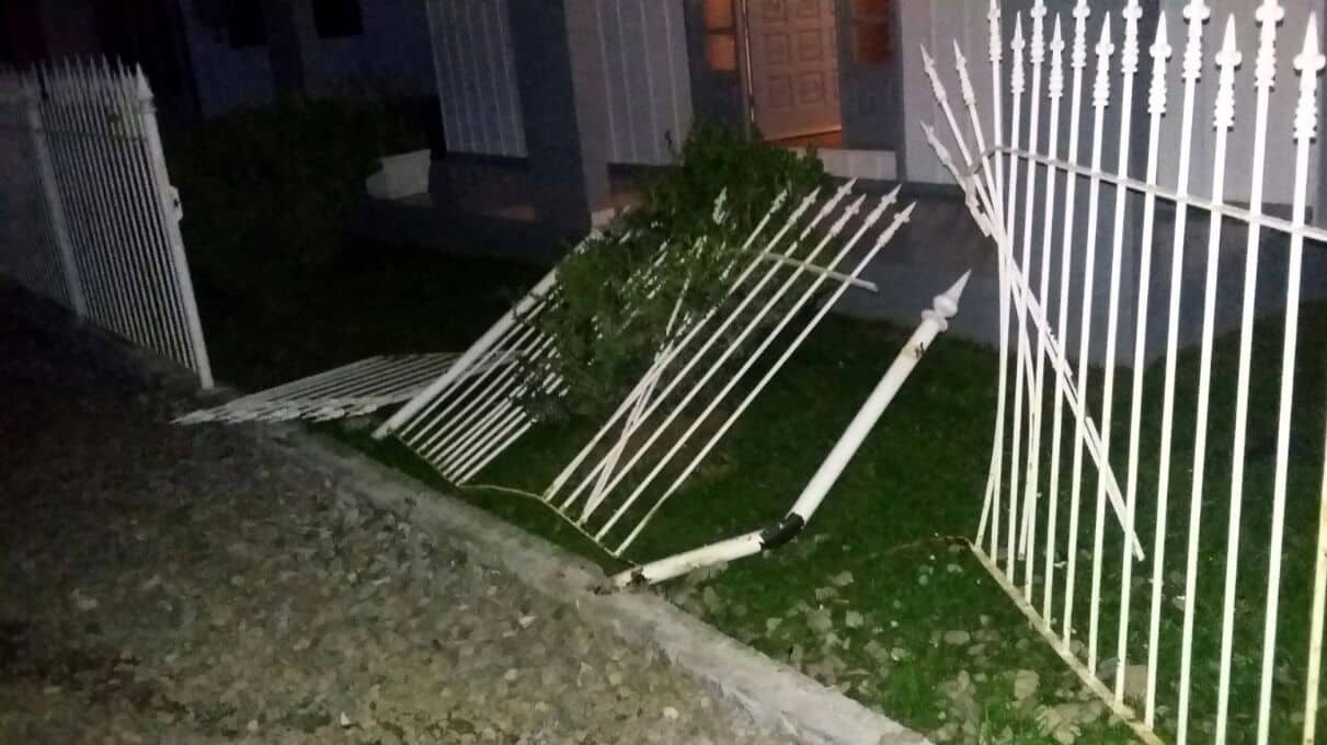 No Caravaggio carro bate em grade de residência e condutor foge do local