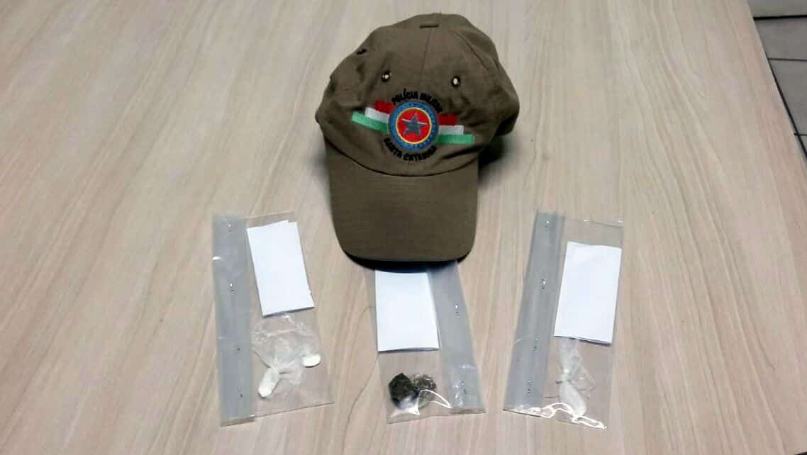 Polícia Militar apreende maconha e cocaína com frequentadores de bar 1 Polícia Militar apreende maconha e cocaína com frequentadores de bar