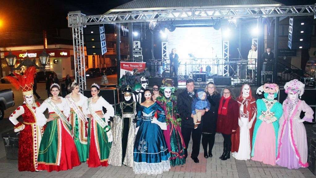 Foi um sucesso a noite de queijos e vinhos na Casa do Chico nesta terça-feira 5 A prefeitura lançou na quinta-feira passada a festa da gastronomia com evento na praça  e show com a dupla neoveneziana Neguinho e Emanuel.