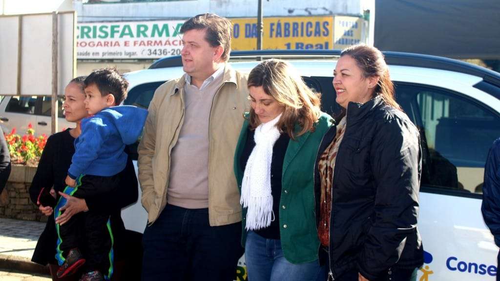 Prefeito entrega novo veículo para Conselho Tutelar 1 Prefeito entrega novo veículo para Conselho Tutelar