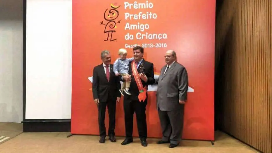 Evandro Gava recebe prêmio Prefeito Amigo da Criança