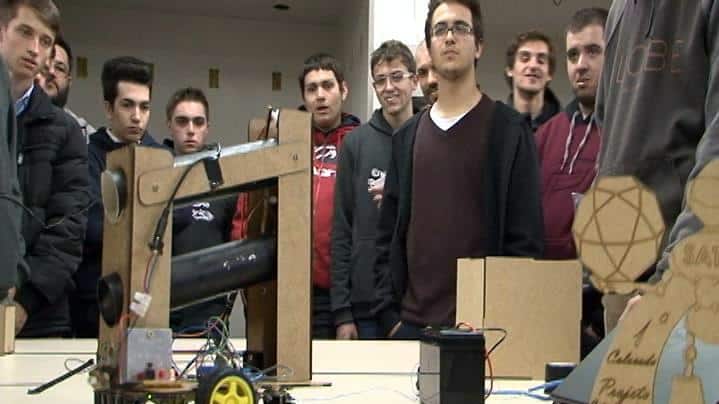 Acadêmicos de Mecatrônica desenvolvem robô como atividade interdisciplinar 1 Acadêmicos de Mecatrônica desenvolvem robô como atividade interdisciplinar