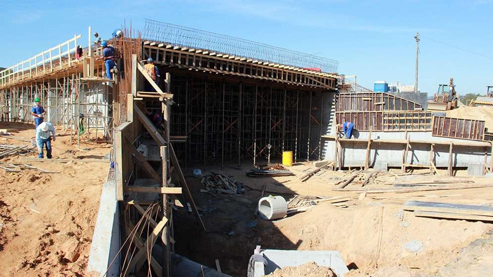 Com ferragem e concreto, último viaduto ganha contornos na BR-101 Sul 1 Com ferragem e concreto, último viaduto ganha contornos na BR-101 Sul