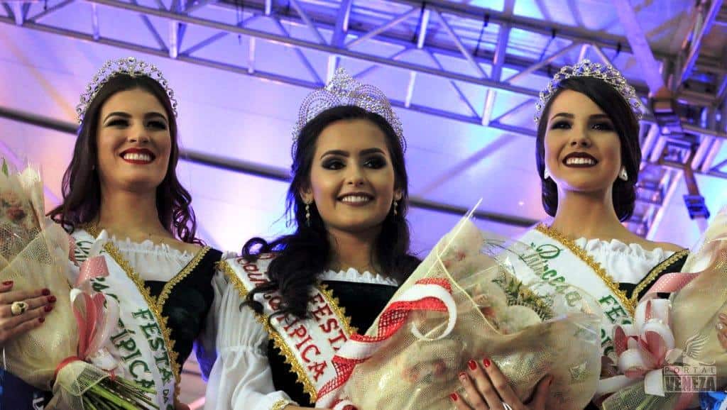 Agora neste final de semana tem a festa de São João Batista, em São Bento Baixo 5 A bela representante da Confraria Pan & Vin, Bruna Vitalli Trombin foi eleita a segunda princesa. A corte neoveneziana agora tem a segunda princesa Roberta Nuernberg  e a rainha Caroline Cruz Parabéns.