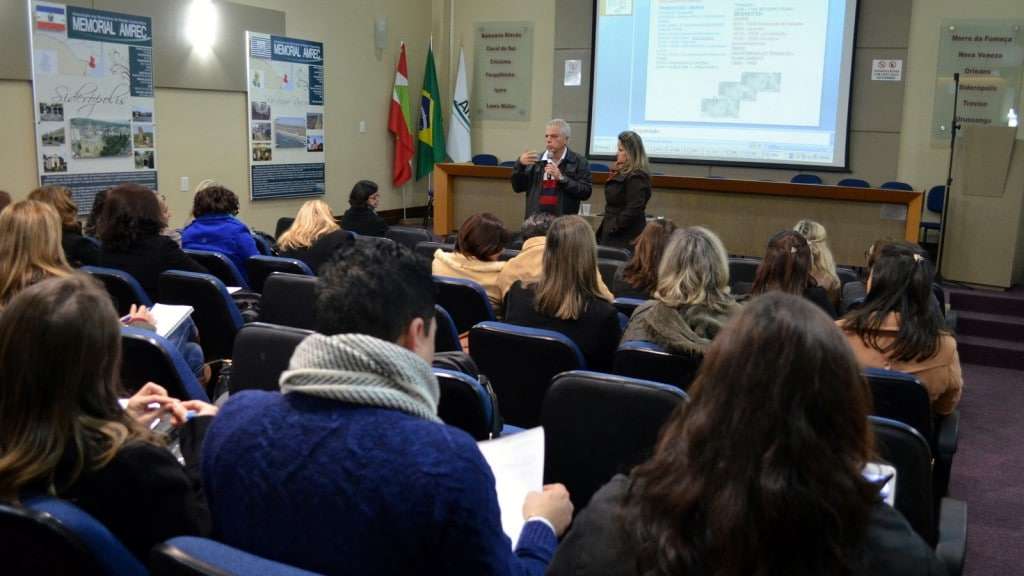 Municípios avaliam Plano Municipal de Educação 1 Municípios avaliam Plano Municipal de Educação