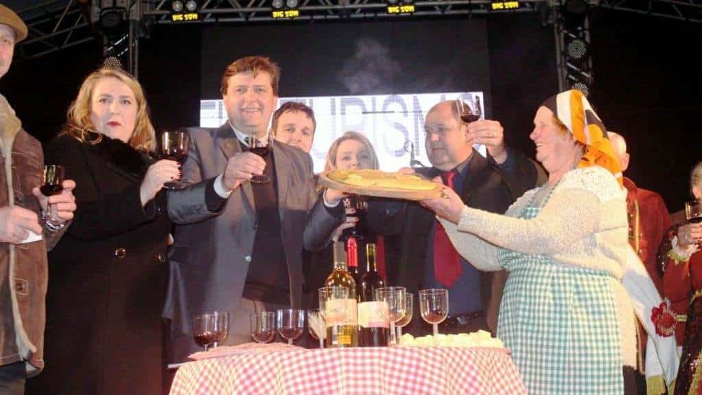 Agora neste final de semana tem a festa de São João Batista, em São Bento Baixo 4 O prefeito Evandro Gava na abertura da festa da gastronomia que reuniu muitos políticos no palanque oficial. Gava que vai disputar à reeleição vive o momento mais positivo de seu mandato. Está inaugurando obras e o sucesso desta festa lhe motiva ainda mais para esta eleição. Durante o evento, Gava usou várias da palavra para divulgar ações e obras deste mandato.