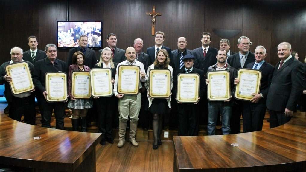 No Rota SC 443, em São Bento Baixo, todas as sextas-feiras tem show de rock com bandas da região 4 A Câmara de Vereadores de Nova Veneza esteve lotada na noite de quinta-feira, 16/06, para Sessão Solene que homenageou entidades do município. O evento, que também faz parte da programação da Festa da Gastronomia, contou com a presença de autoridades e comunidade em geral.