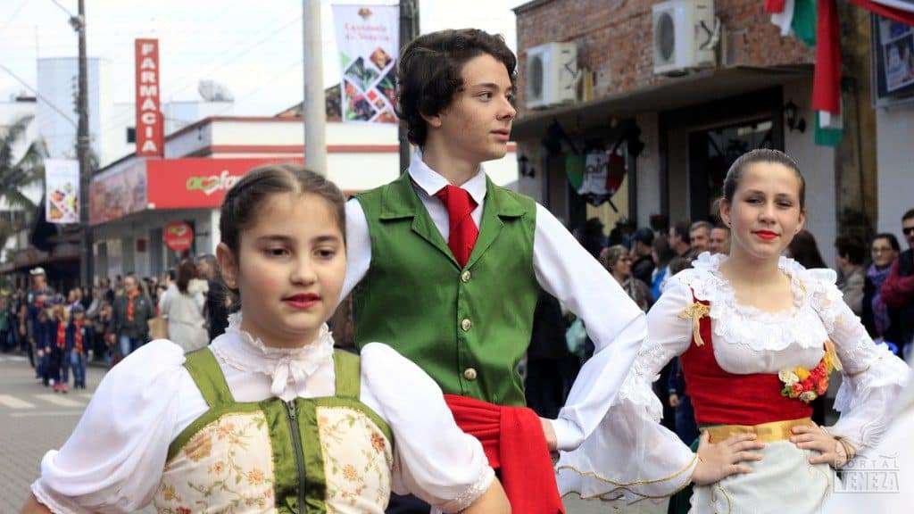 Veja as fotos do desfile das Famílias 2016
