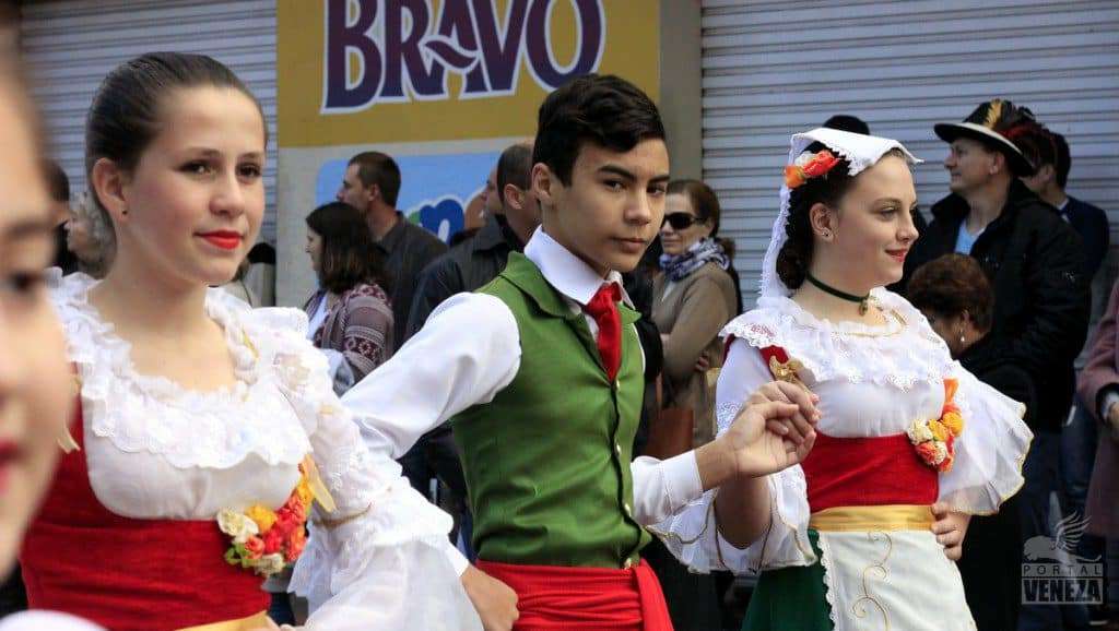 Veja as fotos do desfile das Famílias 2016