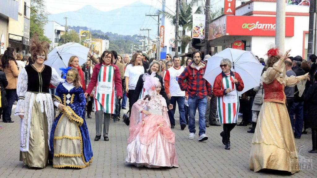Veja as fotos do desfile das Famílias 2016
