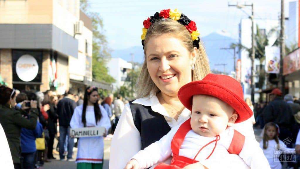 Veja as fotos do desfile das Famílias 2016