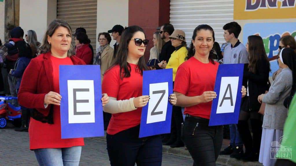 Veja as fotos do desfile das Famílias 2016