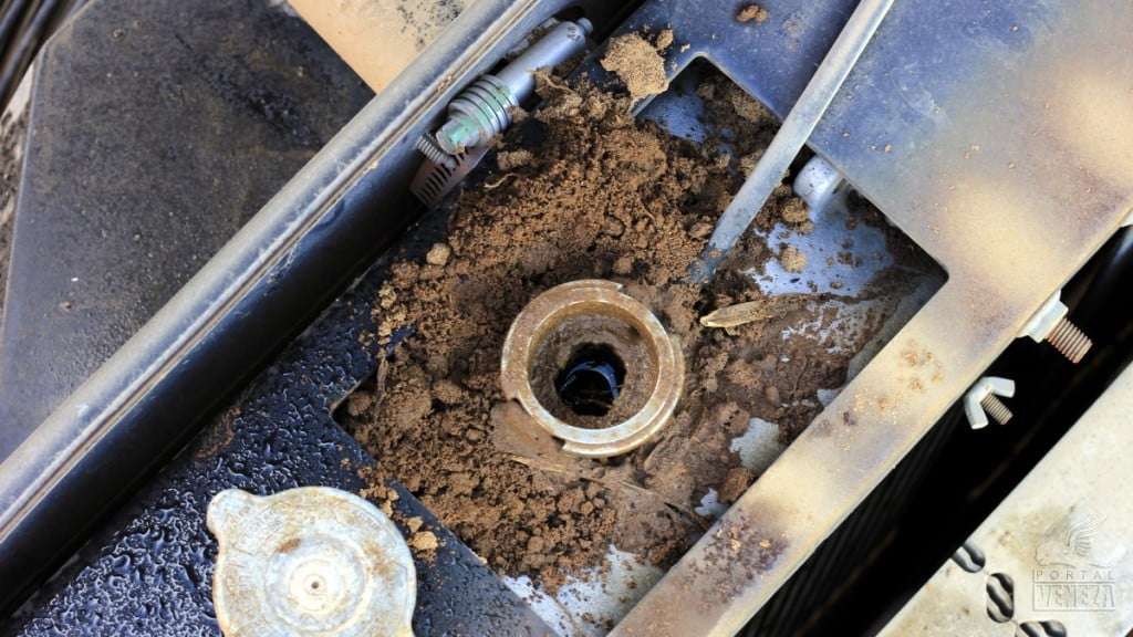 Vândalos danificam escavadeira da Prefeitura e ainda colocam terra no radiador 1 Vândalos danificam escavadeira da Prefeitura e ainda colocam terra no radiador
