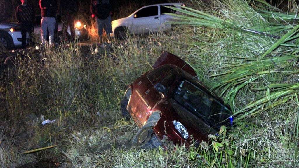 Jovem perde controle da direção e capota na Giacomo Destro 1 Jovem perde controle da direção e capota na Giacomo Destro