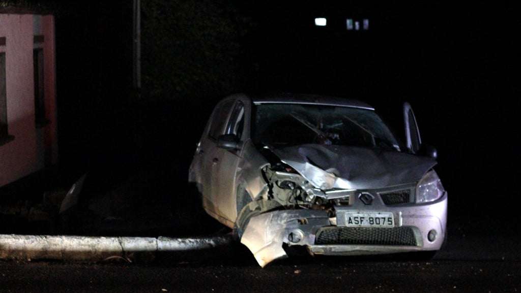 Embriagado, motorista bate em poste e deixa Centro sem energia