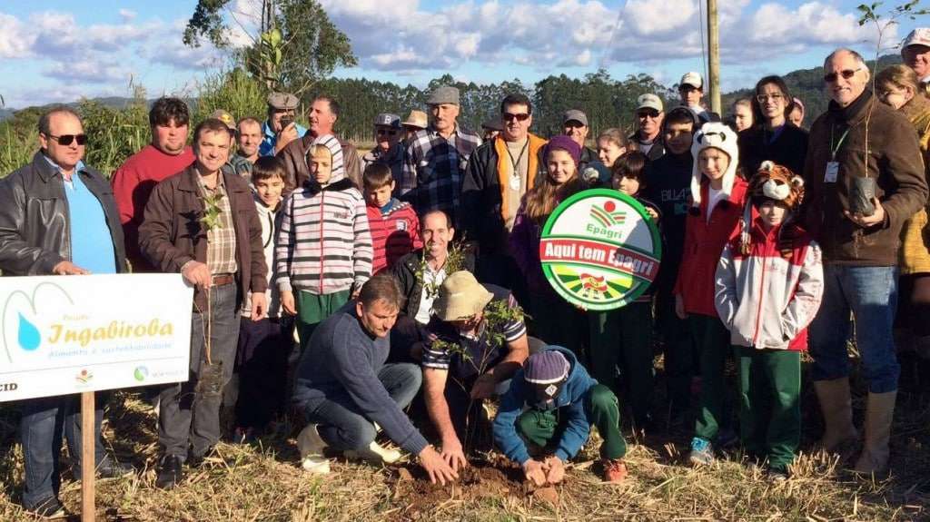 Crianças plantam 150 mudas de árvores no lançamento do projeto Ingabiroba em Morro Grande