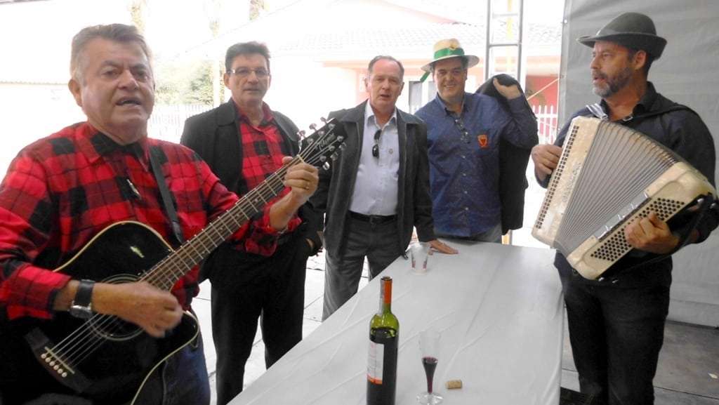 No Rota SC 443, em São Bento Baixo, todas as sextas-feiras tem show de rock com bandas da região 6  Fábio Dalló, Pedro Serafim e o irmãos Nereu e Nilton Pasetto na festa do ano passado. Eles estarão também nesta festa.