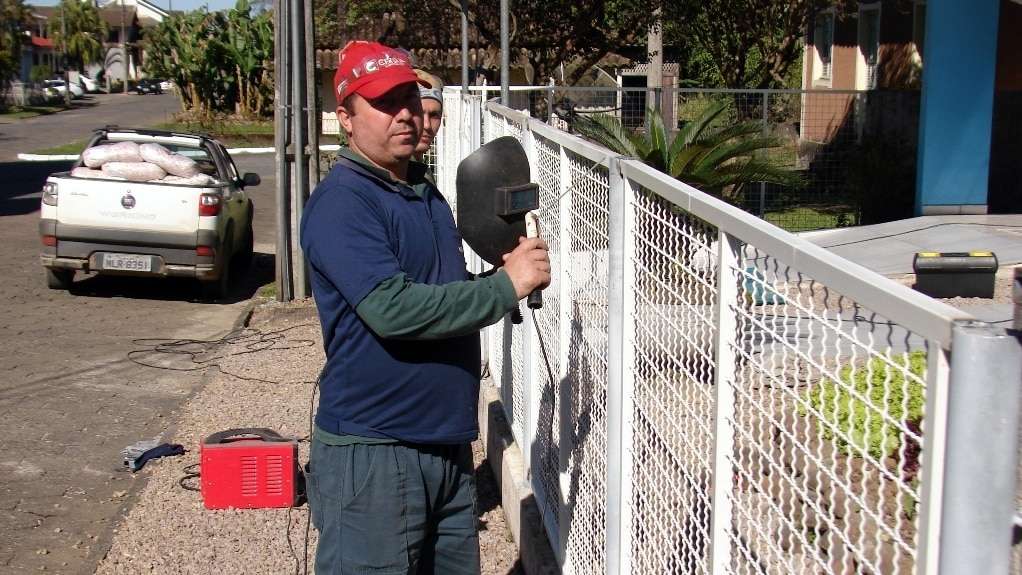 A cidade está em clima de festa e a região também com a Festa da Gastronomia 4 A Serralheria Pires completou um ano de atividades. Agora além da produção de portões, grades e estruturas metálicas, também está atuando na manutenção e recuperação de máquinas pesadas para indústrias. O trabalho desta empresa está bem conceituado entre os neovenezianos.