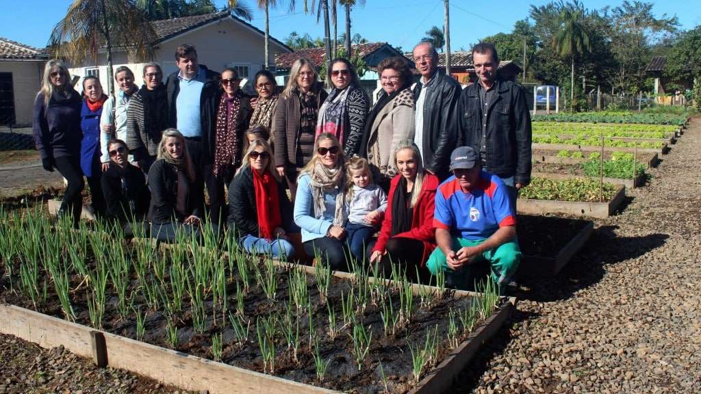 Horta Municipal leva alimentação saudável aos alunos