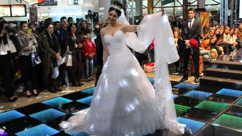 Desfile de moda noiva abre Expo Festas
