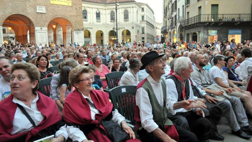 Grupo Folclórico Ítalo-Brasileiro Nova Veneza se apresenta para mais de 5 mil na Itália