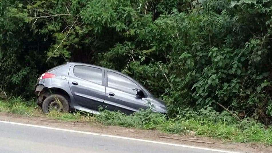 Pneu de carro estoura e provoca saída de pista na SC-446 1 Pneu de carro estoura e provoca saída de pista na SC-446