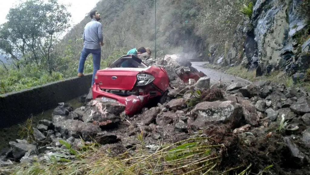Deslizamento de terra atinge carro e interdita Serra do Rio do Rastro