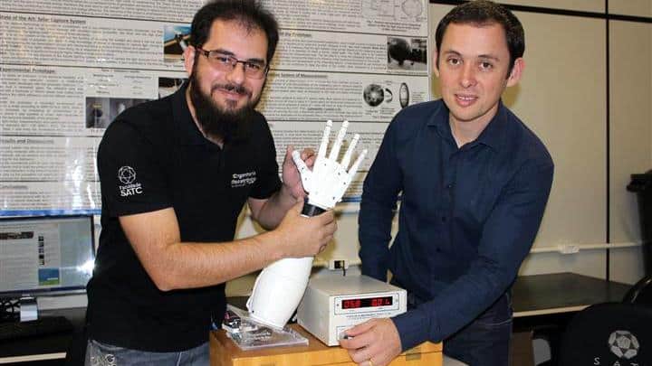 Faculdade Satc cria aplicativo para movimentar prótese de mão