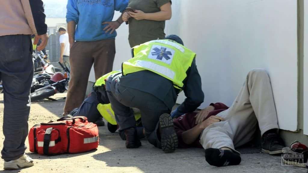 Acidente entre duas motos no Caravaggio deixa condutores feridos