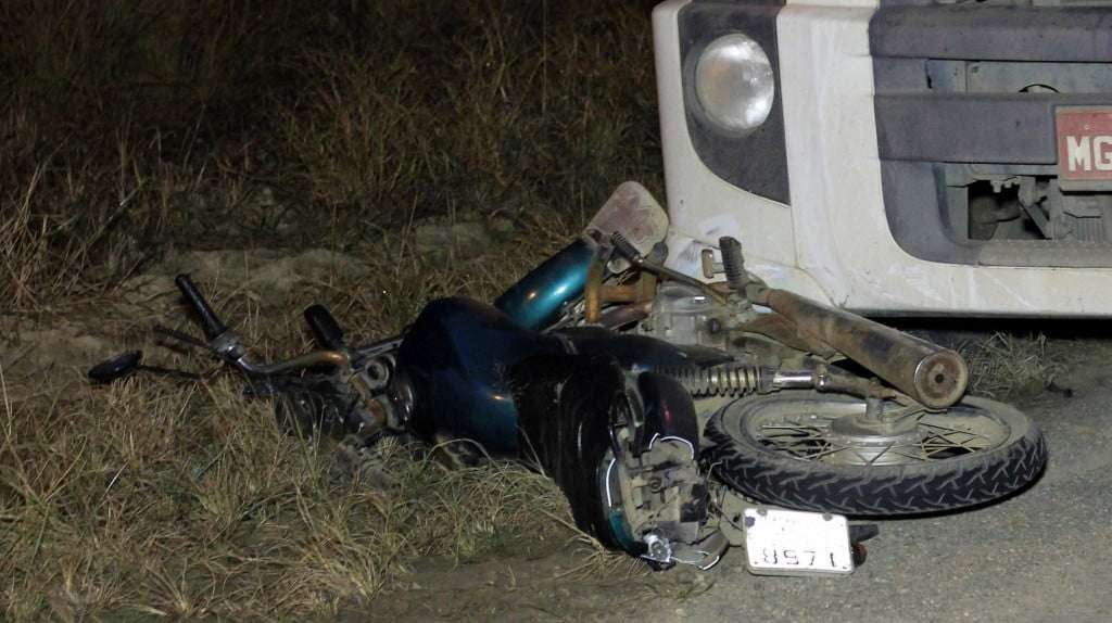 Caminhão bate em motocicleta na SC-446