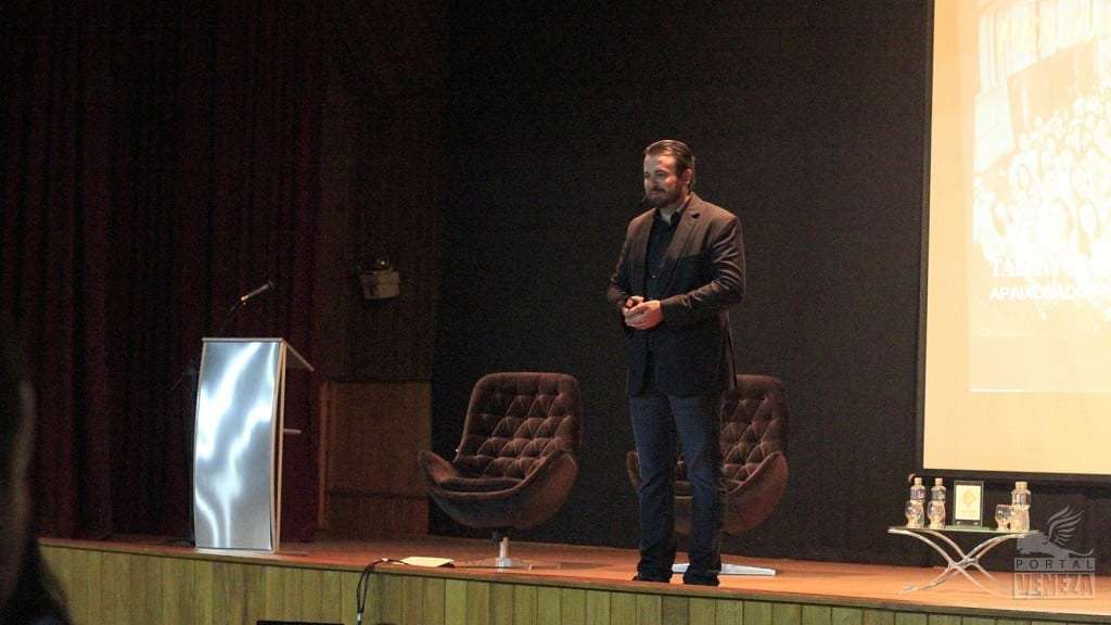 Com talk show de Hugo Olivo, Aenove comemora seu primeiro aniversário 1 Com talk show de Hugo Olivo, Aenove comemora seu primeiro aniversário