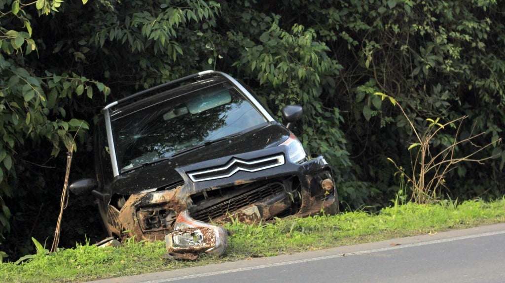 Carro roda e sai da pista na vila Higino Romagna