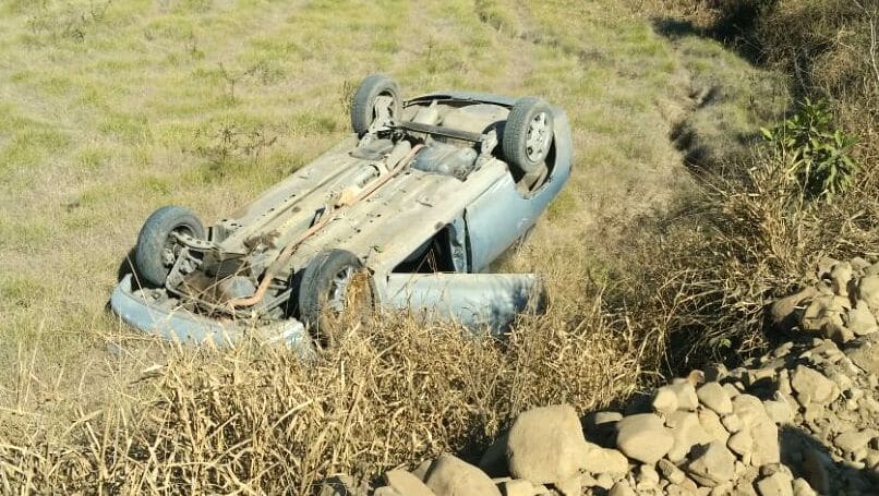 Condutora perde controle de veículo e tomba em Rio Cedro Alto