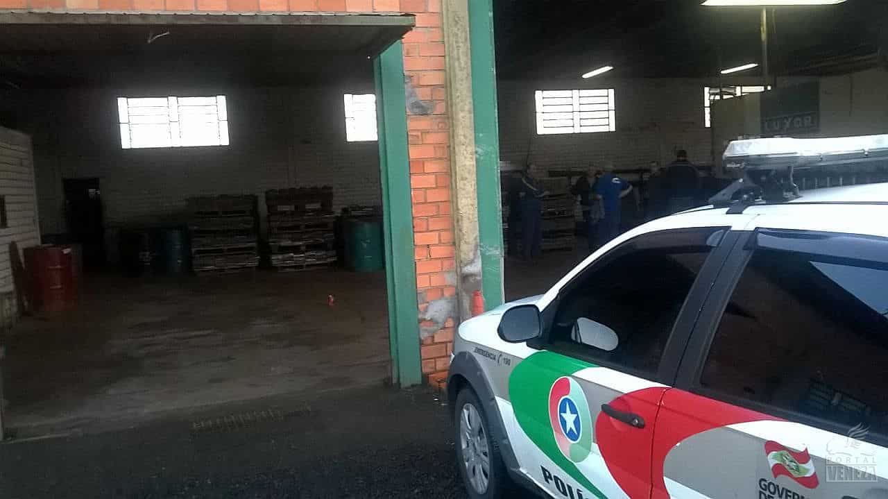 Metalúrgica é furtada e bandidos levam tudo de caminhão