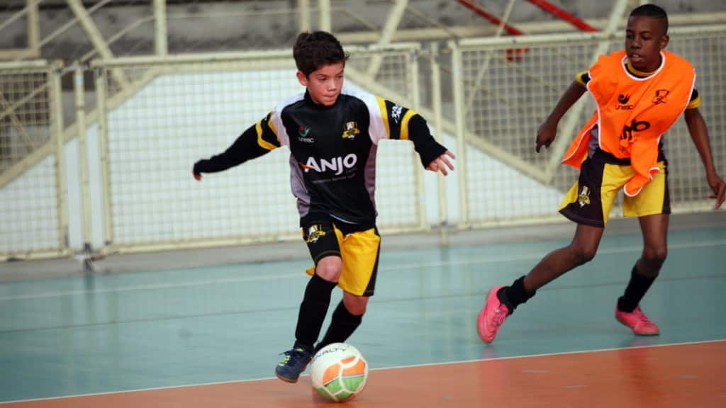 Disciplina, educação e muitos gols marcam o 16º Festival Anjos do Futsal/Unesc 1 Disciplina, educação e muitos gols marcam o 16º Festival Anjos do Futsal/Unesc