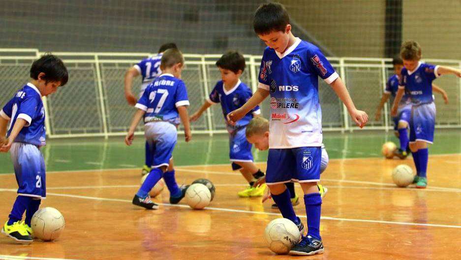 Com novo professor, Caravaggio FC busca reformulação na escolinha 1 Com novo professor, Caravaggio FC busca reformulação na escolinha