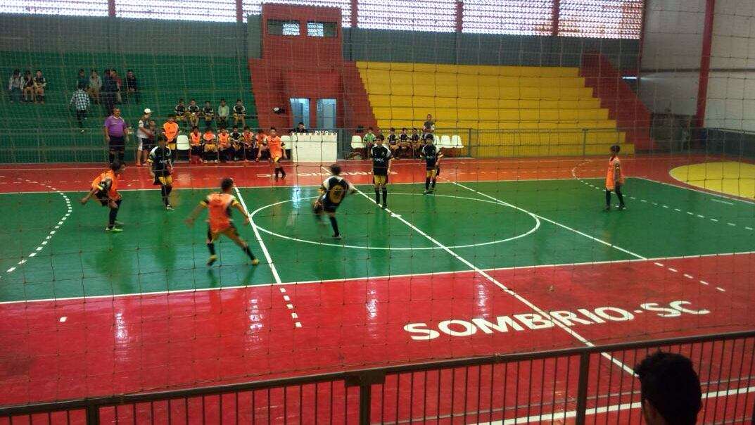 Equilíbrio nos jogos da primeira chave na disputa do Campeonato Regional Anjos do Futsal/Unesc 3 Equilíbrio nos jogos da primeira chave na disputa do Campeonato Regional Anjos do Futsal/Unesc