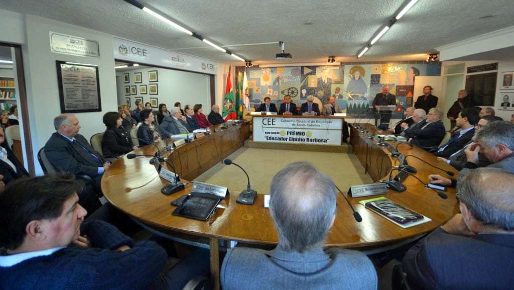 Conselho Estadual de Educação concede prêmio à professora Maria Dal Farra 1 Conselho Estadual de Educação concede prêmio à professora Maria Dal Farra