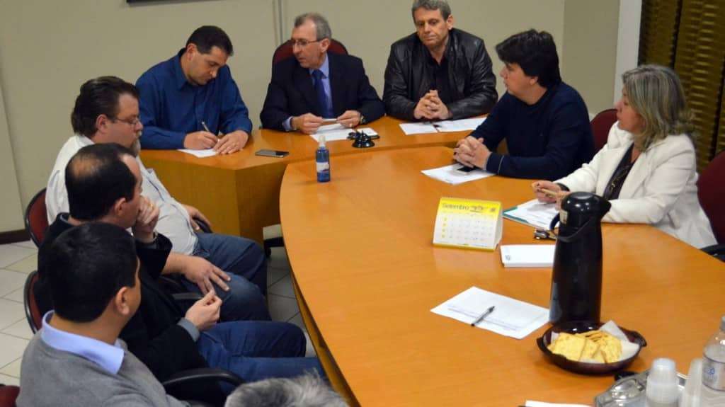 Secretários de finanças debatem o transporte escolar em reunião na Amrec 1 Secretários de finanças debatem o transporte escolar em reunião na Amrec