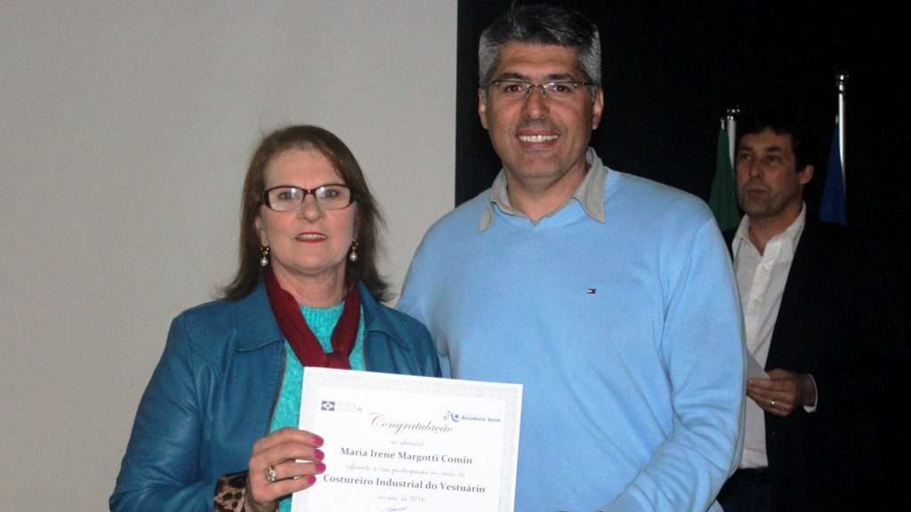 Cursos de Informática e Costura Industrial formam nova turma