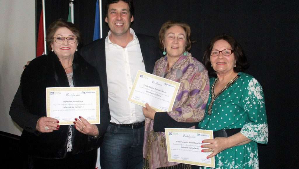 Cursos de Informática e Costura Industrial formam nova turma