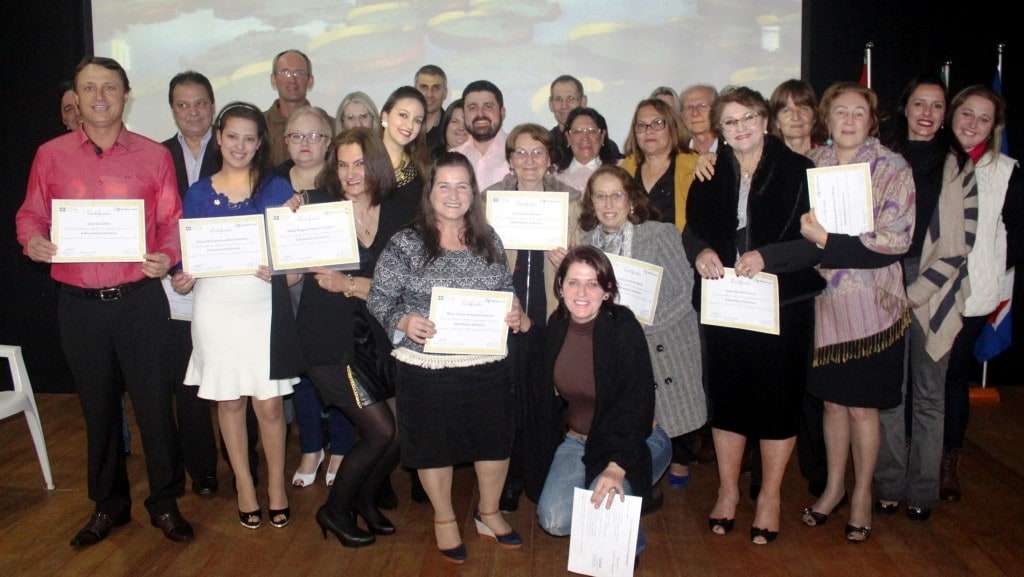 Cursos de Informática e Costura Industrial formam nova turma
